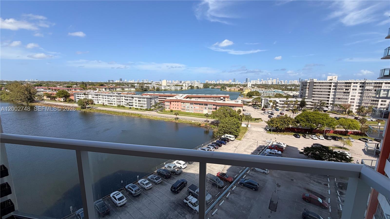 902E 1 / 2 861 sq. ft. $ 2026-04-16 0 foto