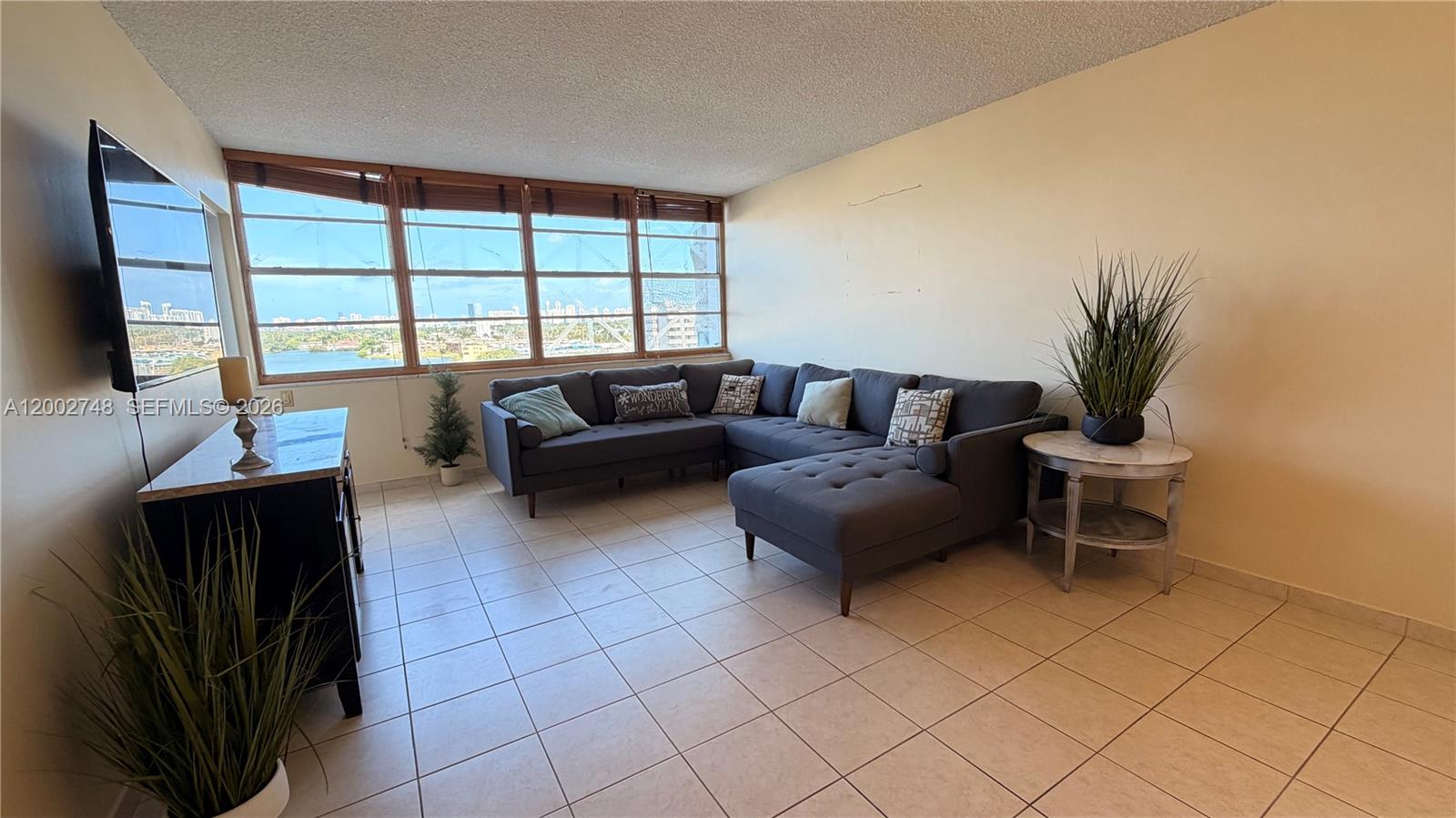 902E 1 / 2 861 sq. ft. $ 2026-04-16 0 foto
