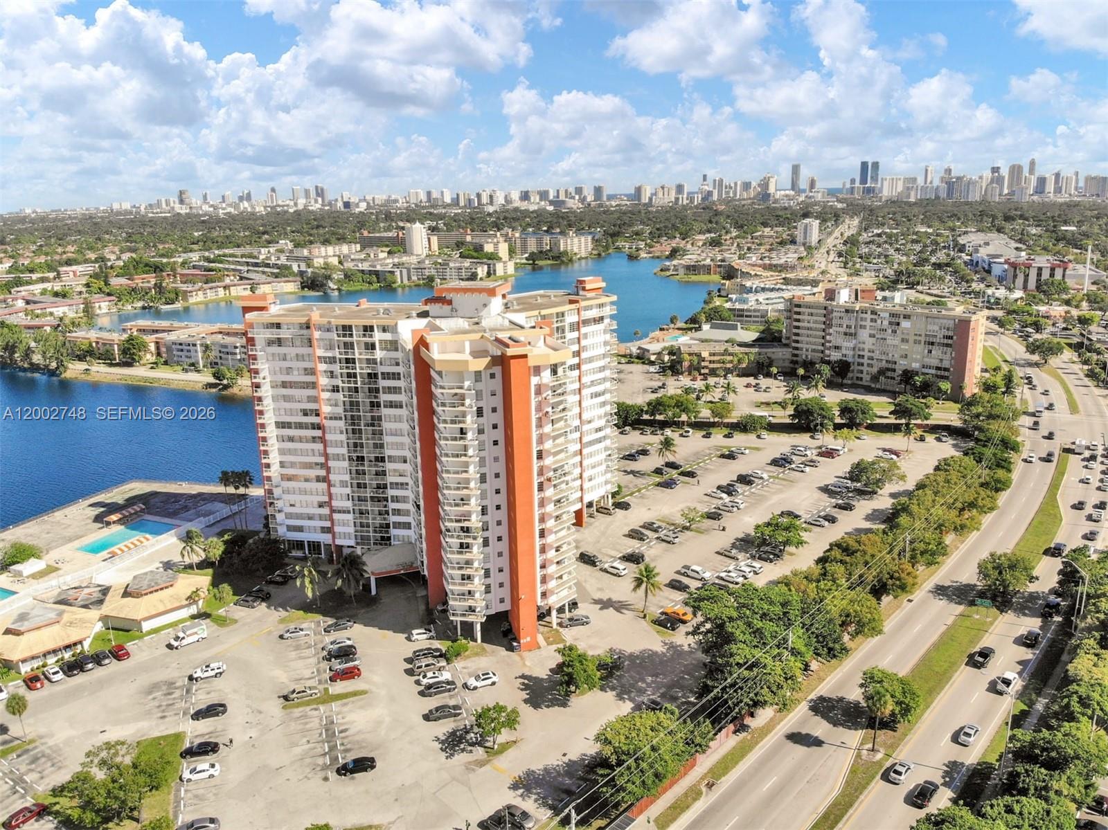 902E 1 / 2 861 sq. ft. $ 2026-04-16 0 foto