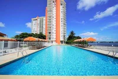 902E 1 / 2 861 sq. ft. $ 2026-04-16 0 foto