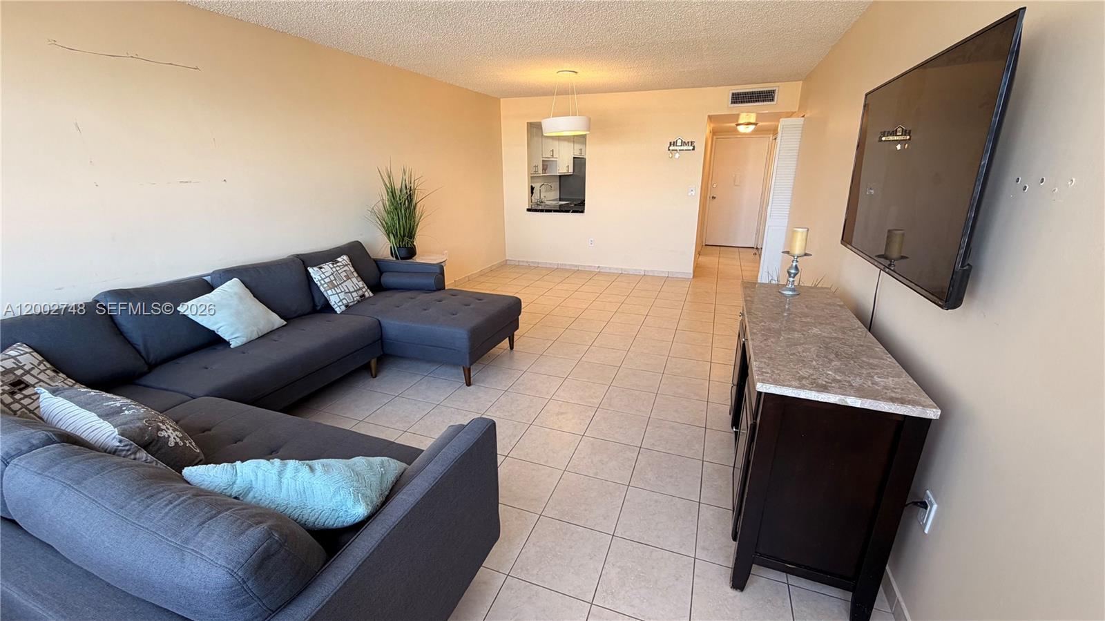 902E 1 / 2 861 sq. ft. $ 2026-04-16 0 foto