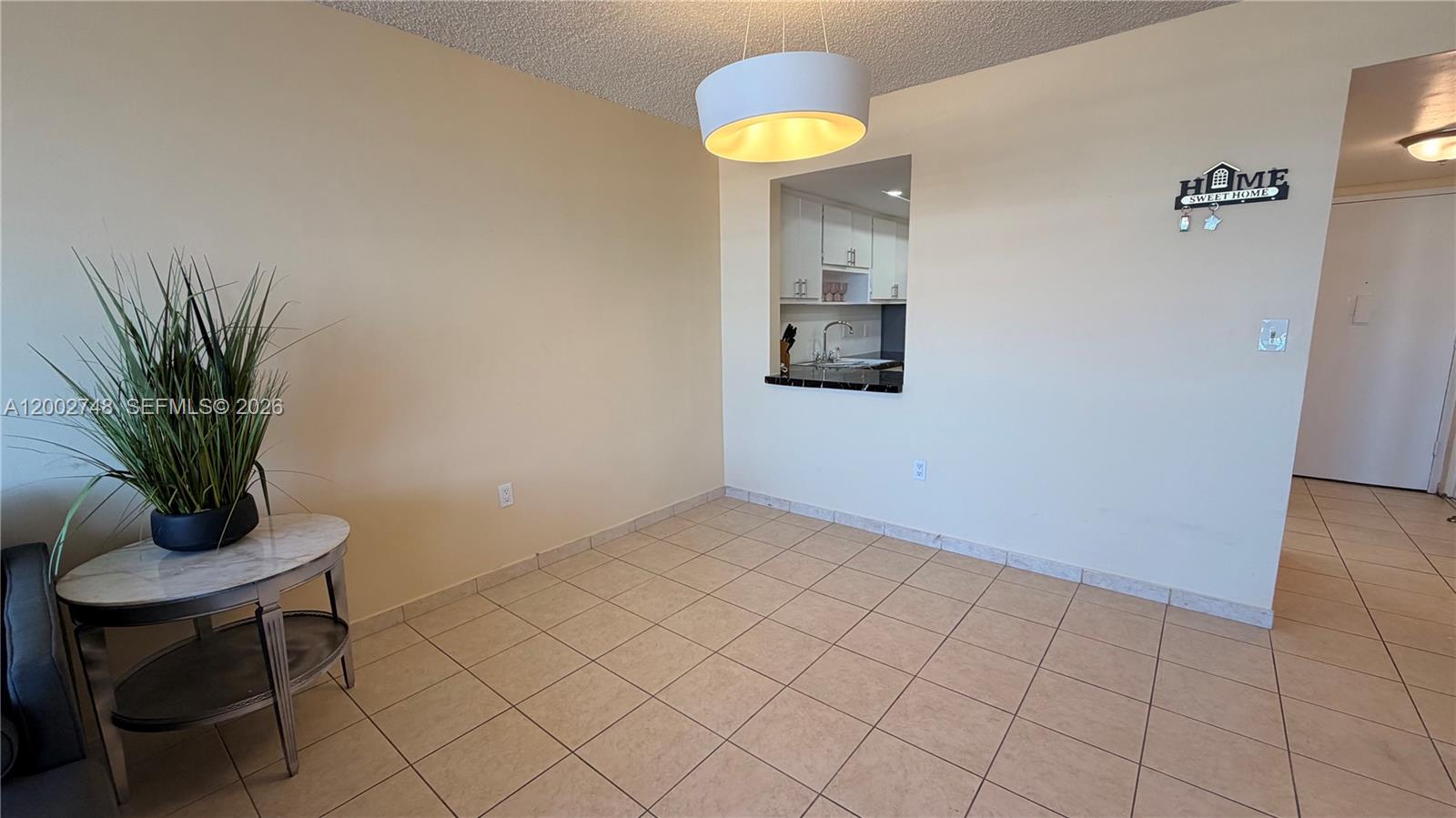 902E 1 / 2 861 sq. ft. $ 2026-04-16 0 foto