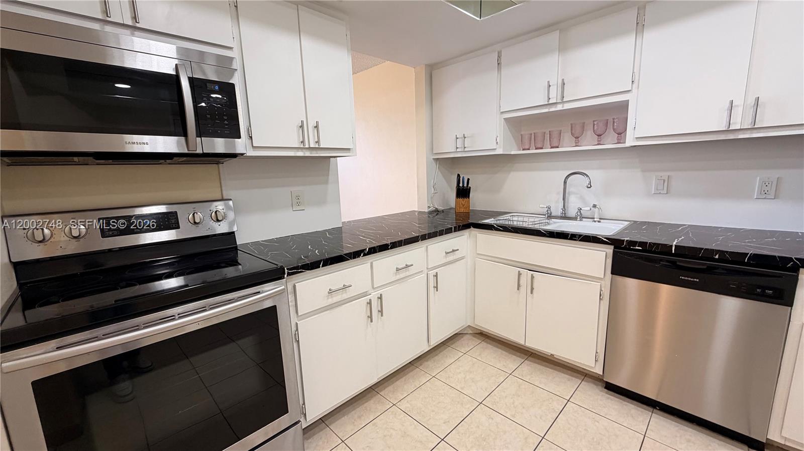902E 1 / 2 861 sq. ft. $ 2026-04-16 0 foto