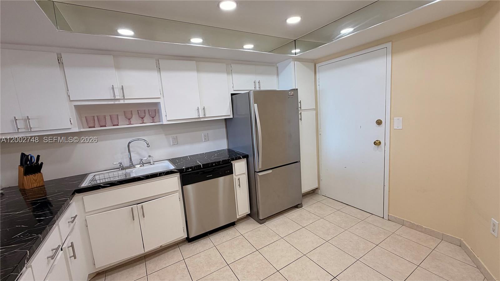 902E 1 / 2 861 sq. ft. $ 2026-04-16 0 foto