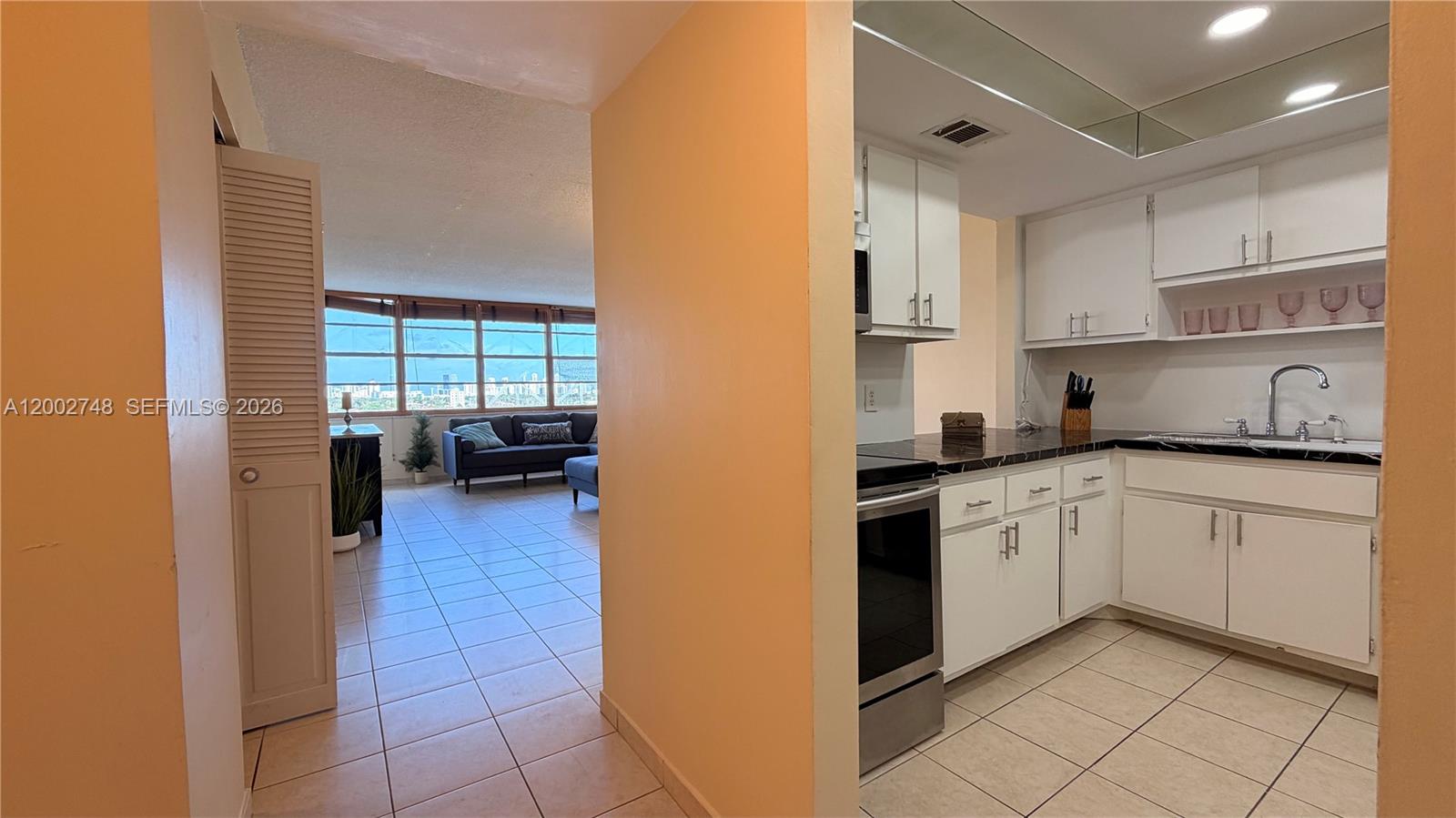 902E 1 / 2 861 sq. ft. $ 2026-04-16 0 foto