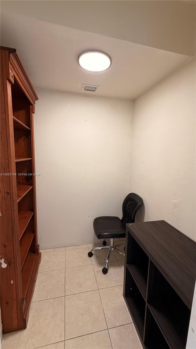 902E 1 / 2 861 sq. ft. $ 2026-04-16 0 foto