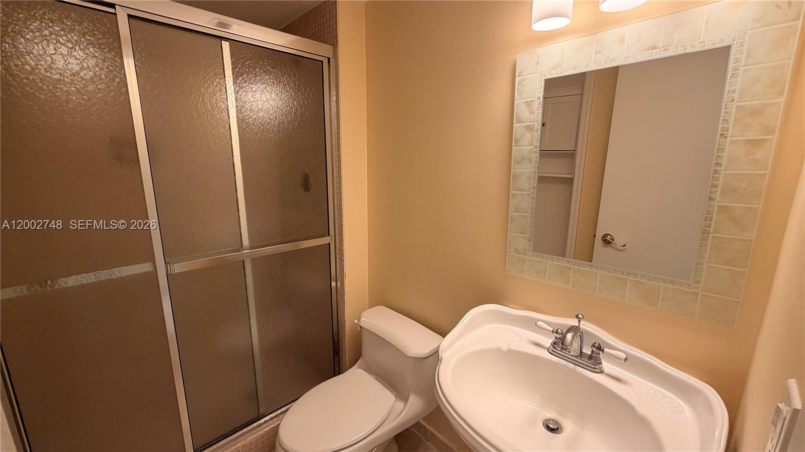 902E 1 / 2 861 sq. ft. $ 2026-04-16 0 foto