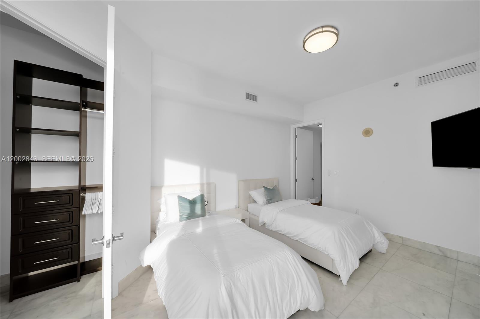 1406 3 / 4 2563 sq. ft. $ 2026-04-17 0 Photo