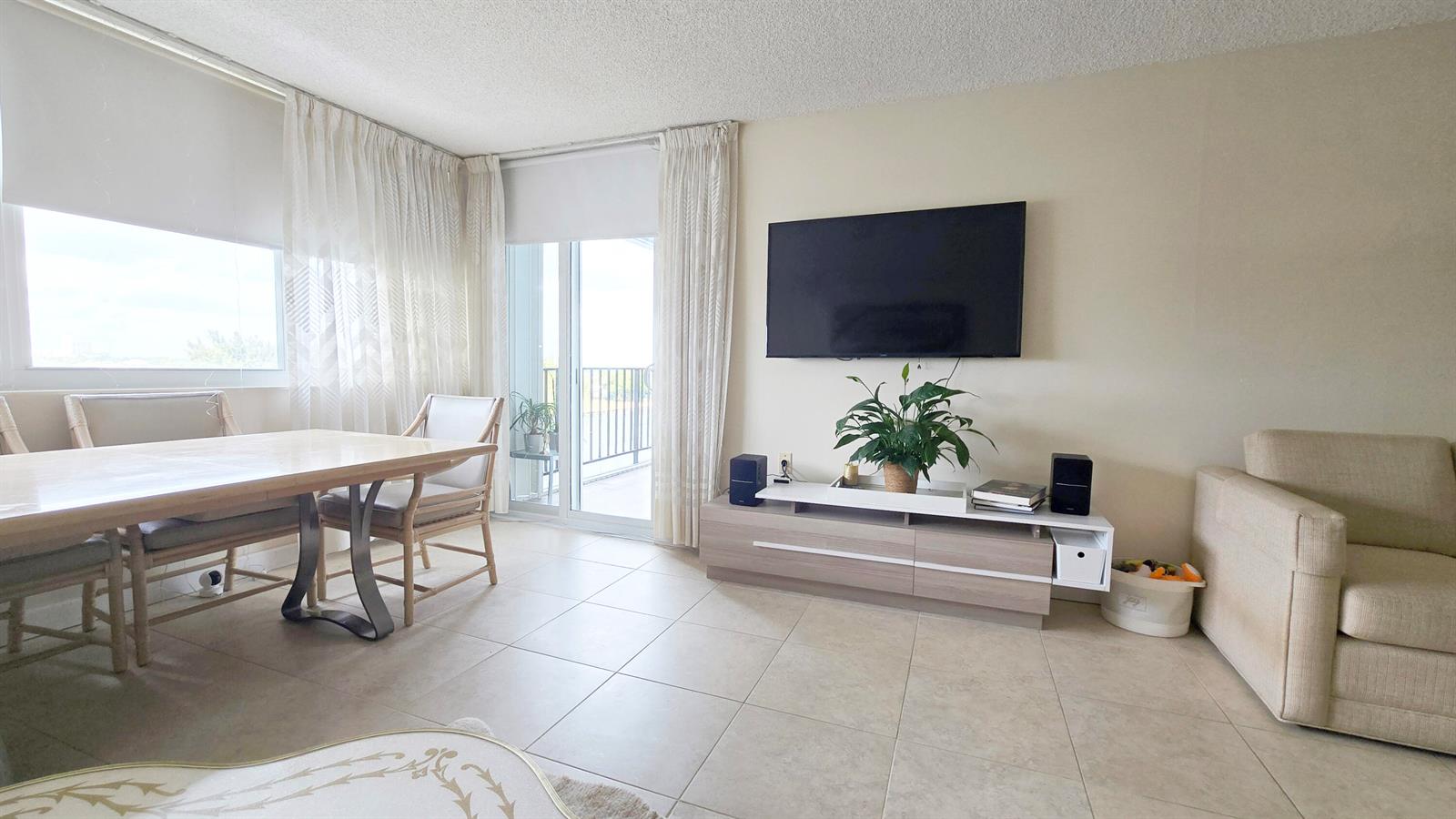 Photo of 1400 Ocean  #505, Hollywood, Florida, 33019 - Living2