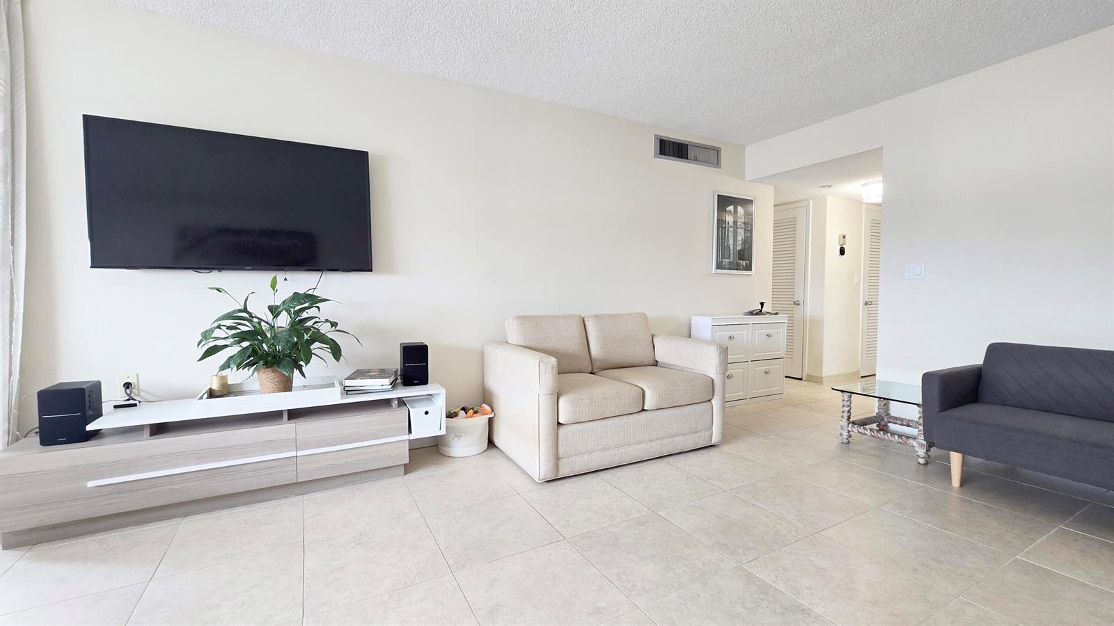 Photo of 1400 Ocean  #505, Hollywood, Florida, 33019 - Living3