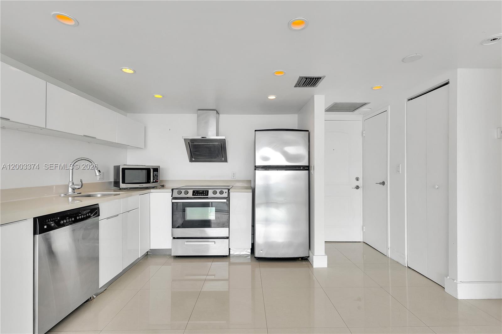 1002 1 / 2 991 sq. ft. $ 2026-04-17 0 Photo