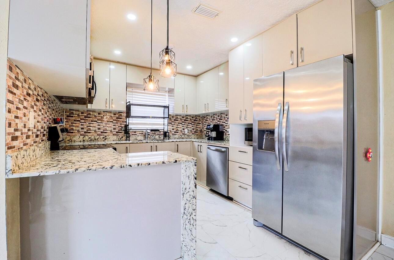 Ver detalles 219 4 / 1 1386 sq. ft. $ 2026-08-01 0 foto