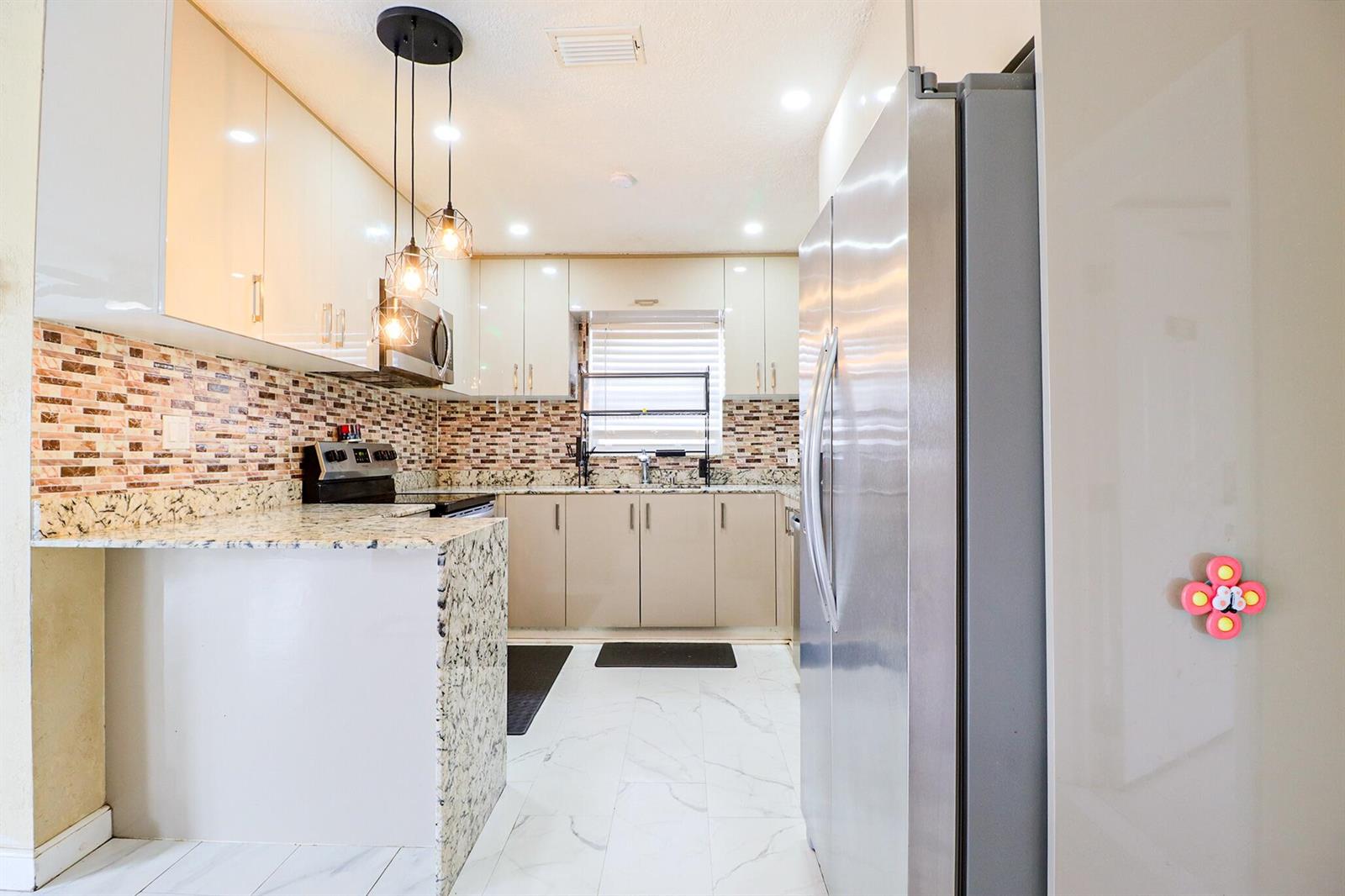 Ver detalles 219 4 / 1 1386 sq. ft. $ 2026-08-01 0 foto