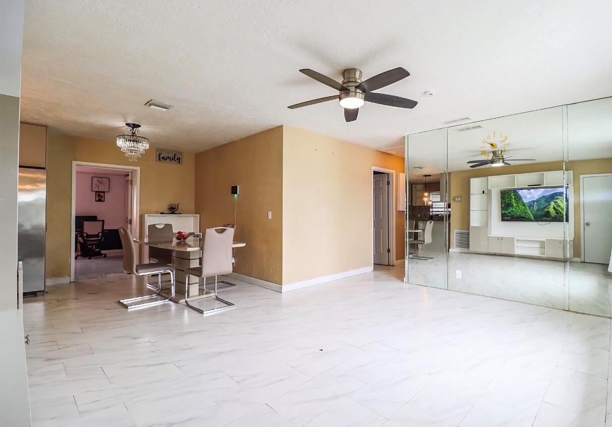 Ver detalles 219 4 / 1 1386 sq. ft. $ 2026-08-01 0 foto