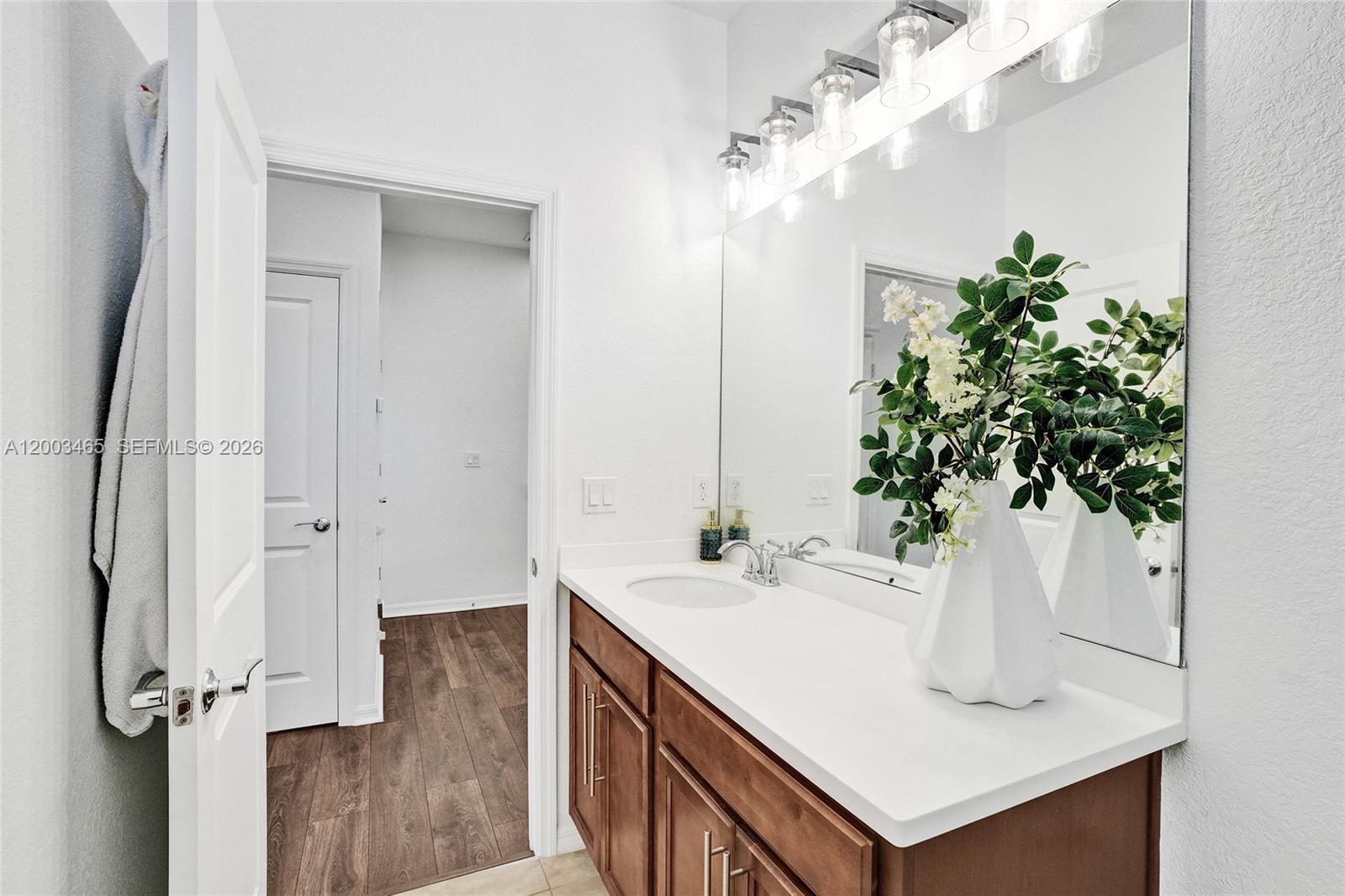 4002 3 / 3 1561 sq. ft. $ 2026-04-18 0 Photo