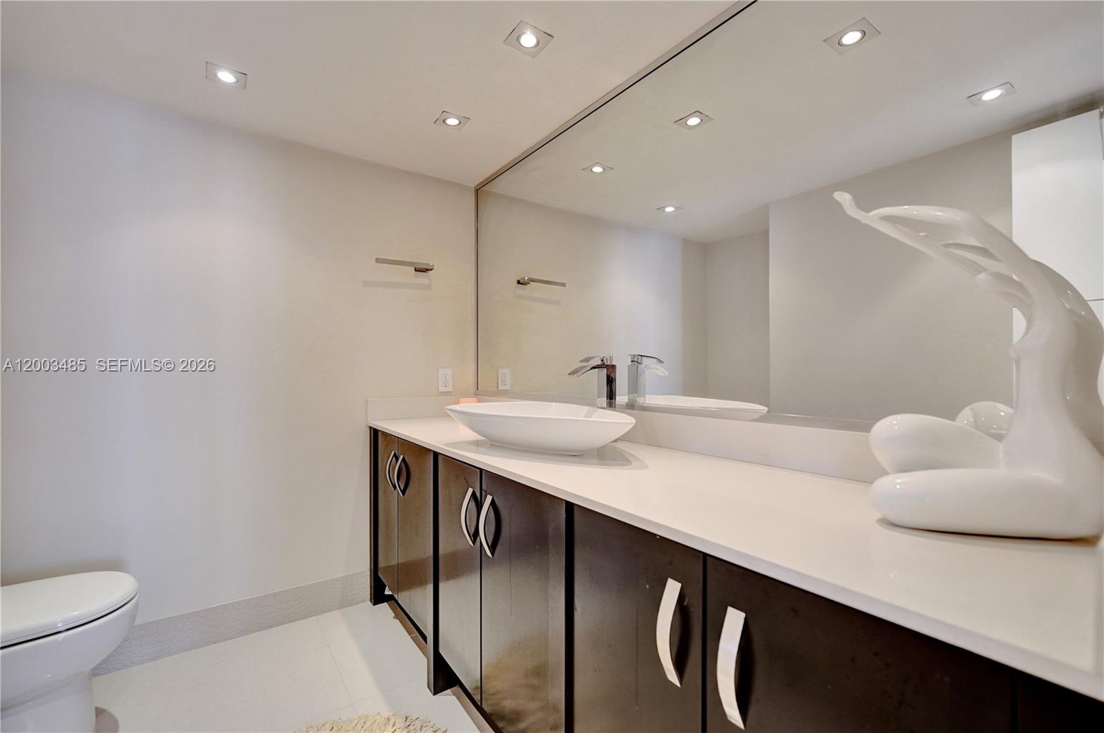 Photo of 2751 Ocean Dr  #908S, Hollywood, Florida, 33019 - Powder Room- guest bath