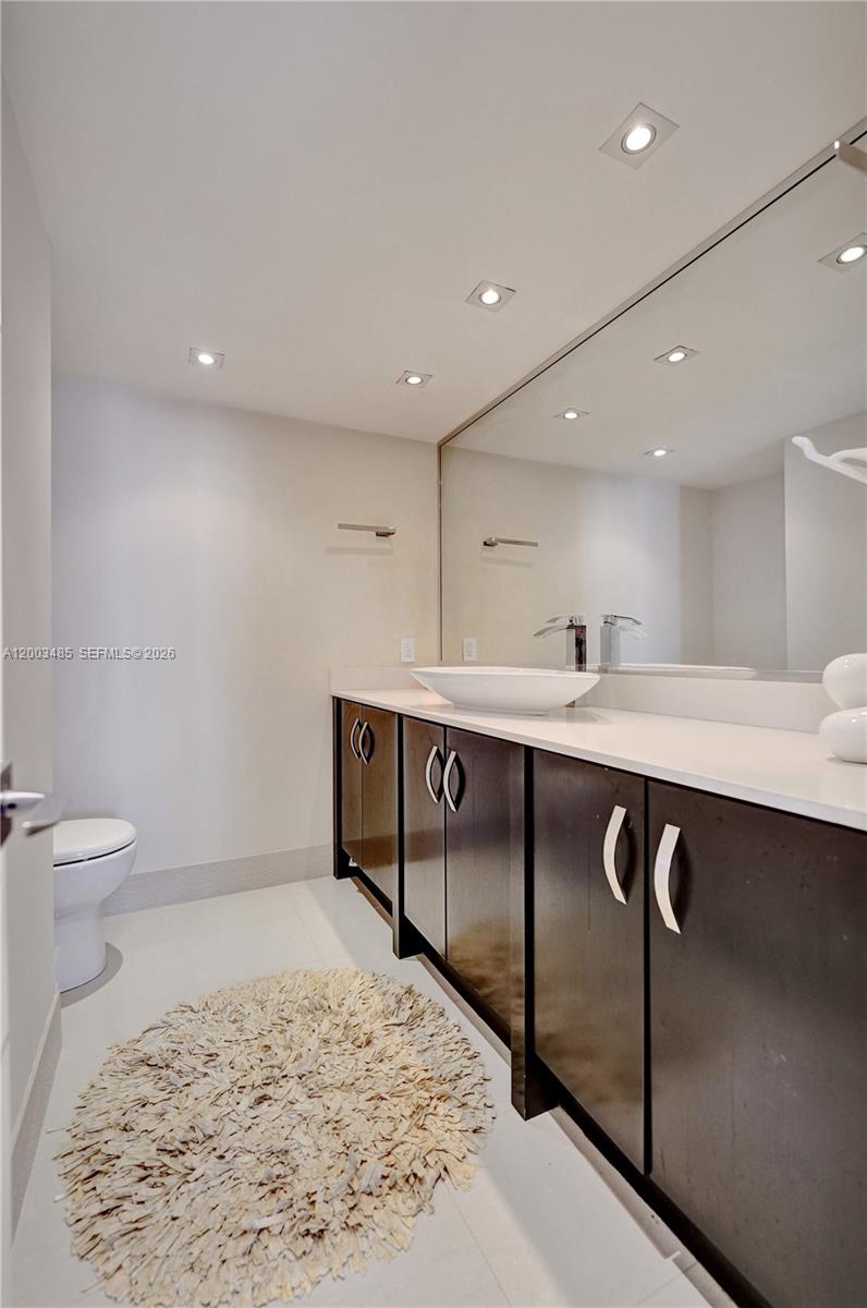 Photo of 2751 Ocean Dr  #908S, Hollywood, Florida, 33019 - Powder Room- guest bath