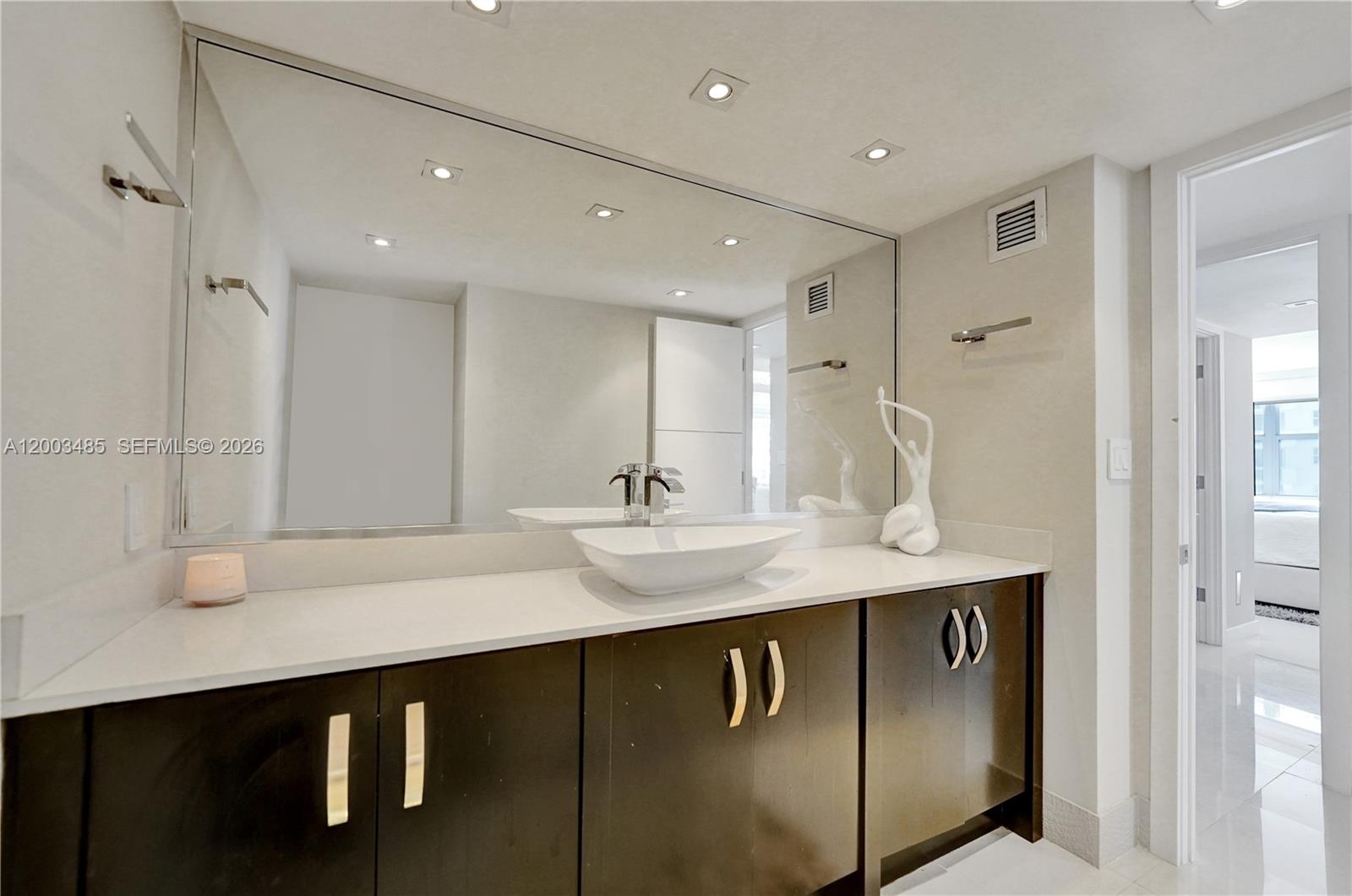 Photo of 2751 Ocean Dr  #908S, Hollywood, Florida, 33019 - Powder Room- guest bath
