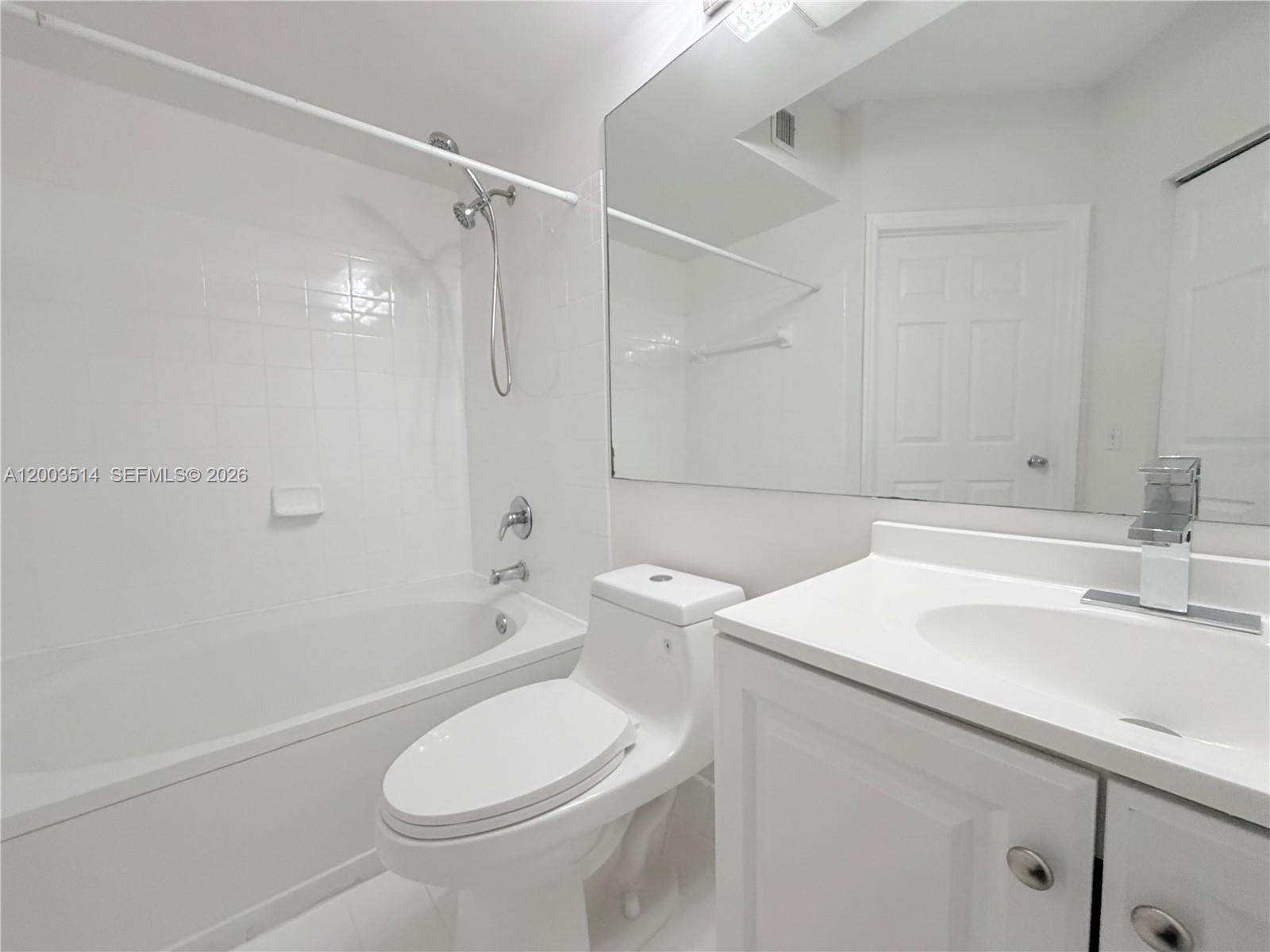 Photo of 17100 Bay Rd #1913, Sunny Isles Beach, Florida, 33160 - Roman Tub