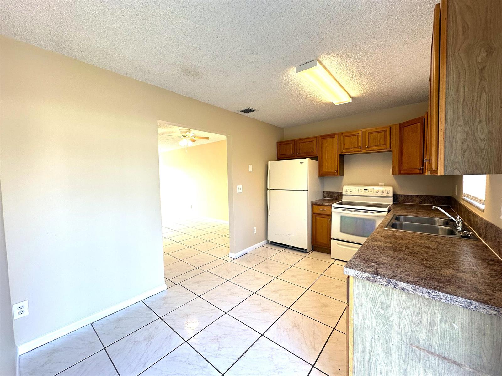Ver detalles 3365 / 0 2146 sq. ft. $ 2026-05-17 0 foto