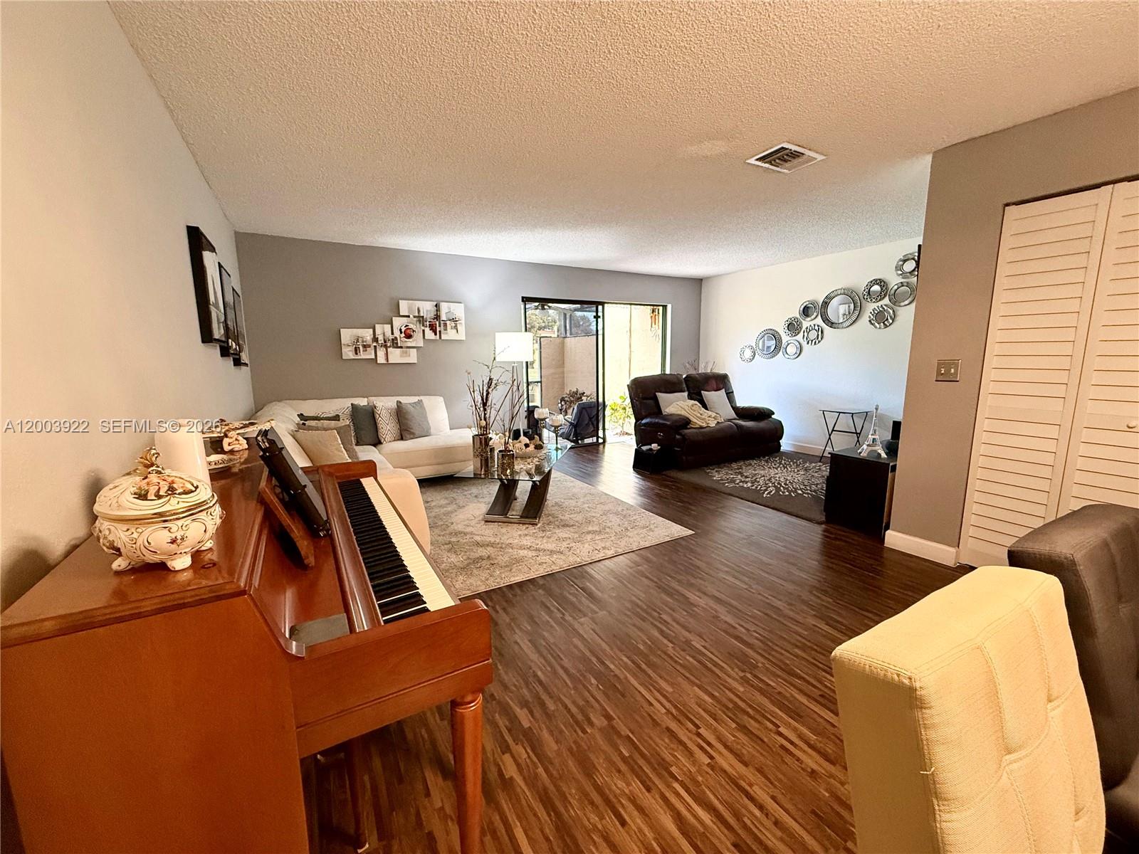 9251 3 / 3 1472 sq. ft. $ 2026-04-20 0 Photo