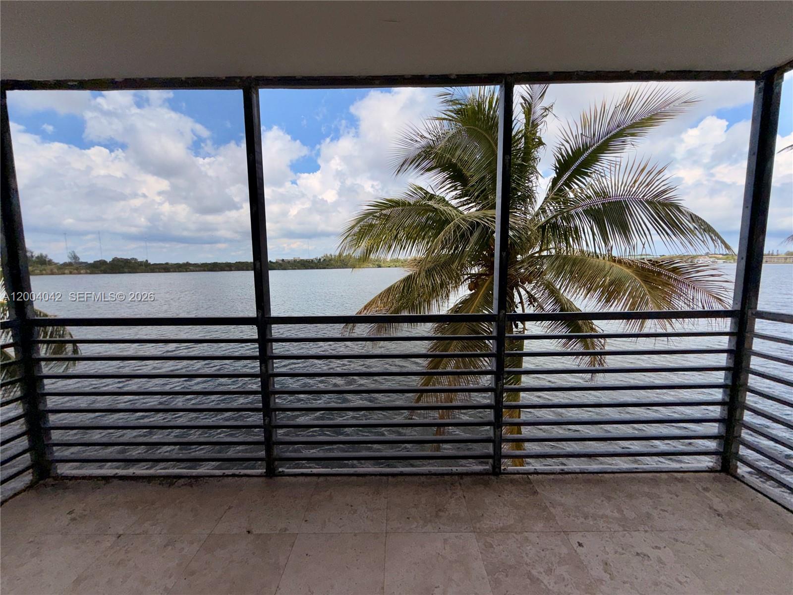 306 1 / 2 873 sq. ft. $ 2026-06-08 0 foto