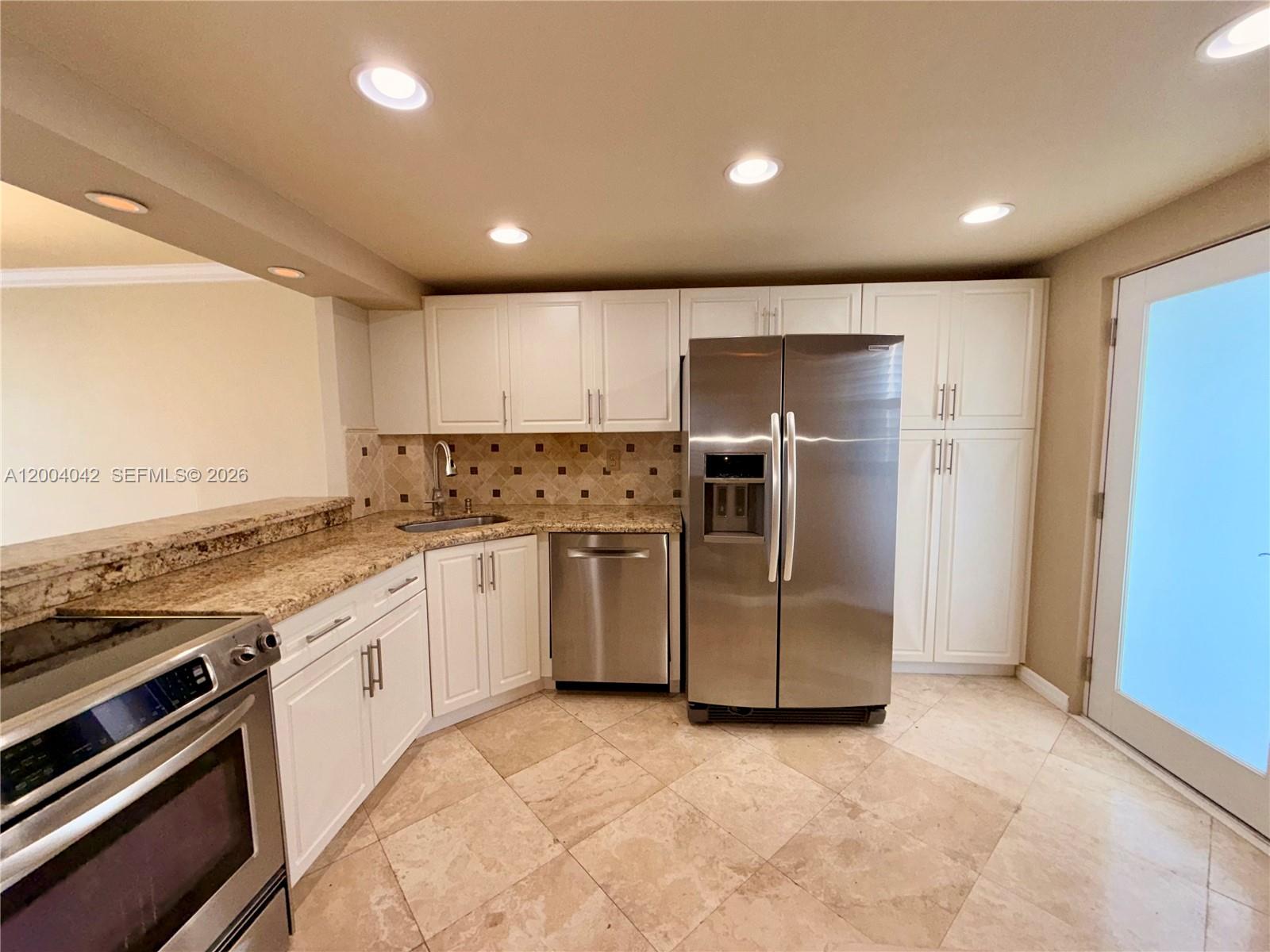 306 1 / 2 873 sq. ft. $ 2026-06-08 0 foto