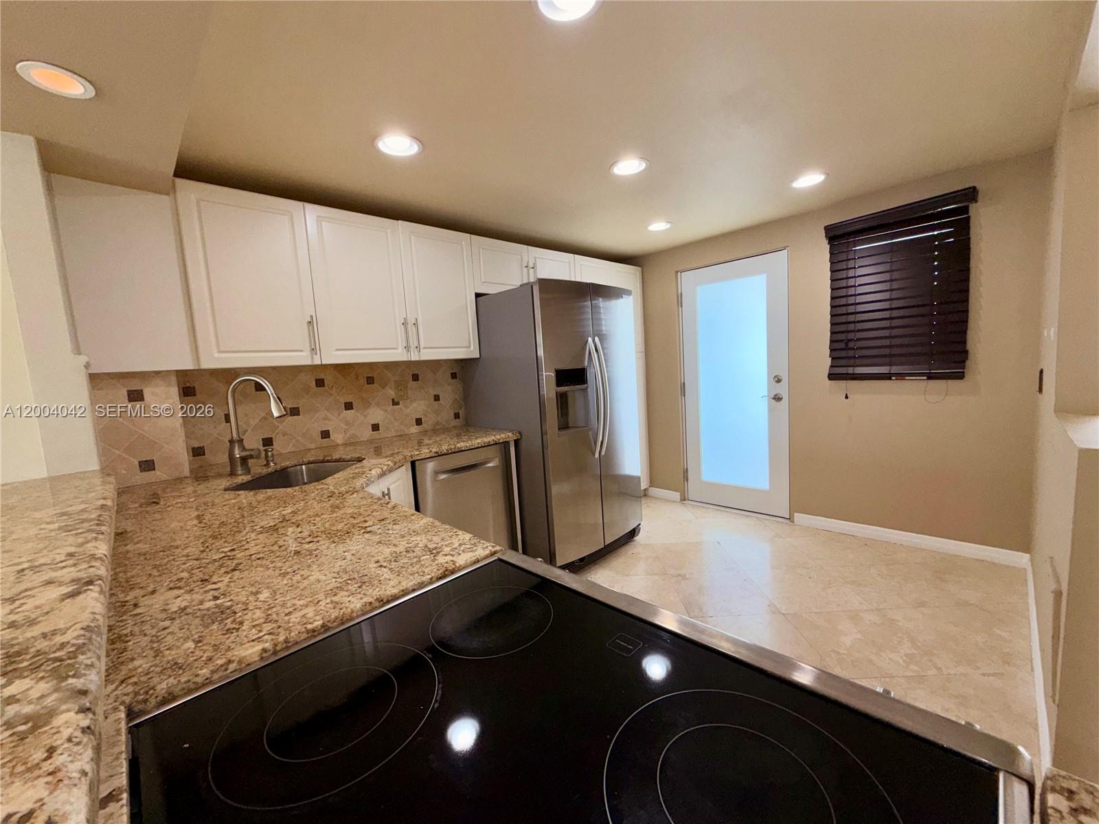 306 1 / 2 873 sq. ft. $ 2026-06-08 0 foto