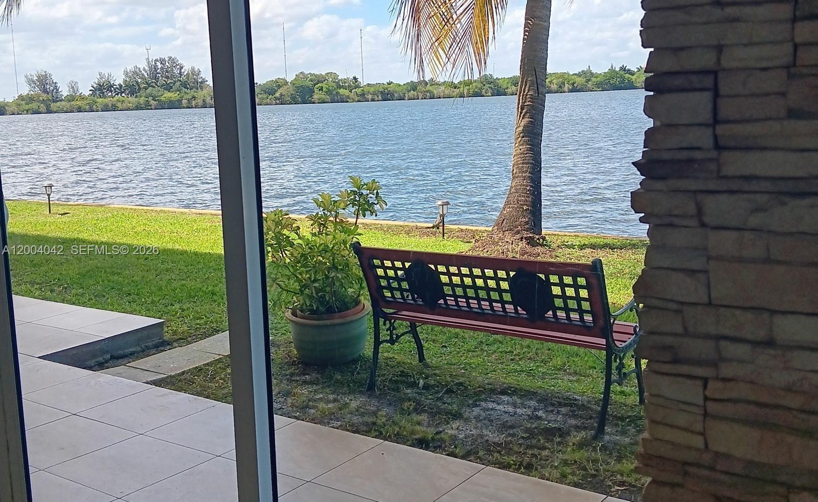 306 1 / 2 873 sq. ft. $ 2026-06-08 0 foto