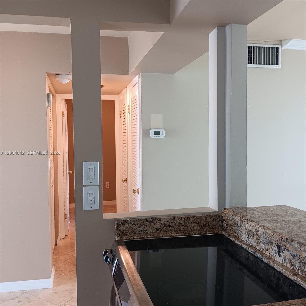 306 1 / 2 873 sq. ft. $ 2026-06-08 0 foto