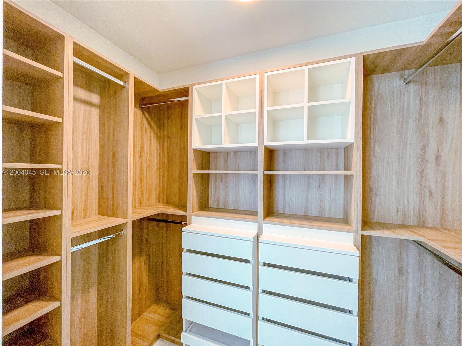 1205 4 / 6 3204 sq. ft. $ 2026-04-20 0 Photo