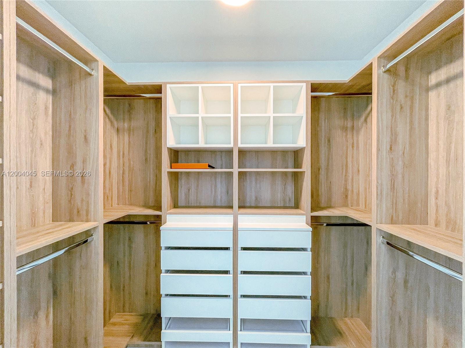 1205 4 / 6 3204 sq. ft. $ 2026-04-20 0 Photo
