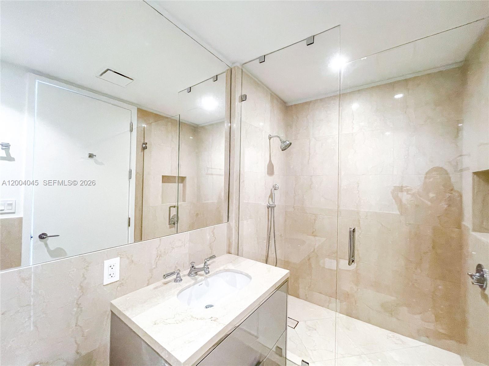 1205 4 / 6 3204 sq. ft. $ 2026-04-20 0 Photo