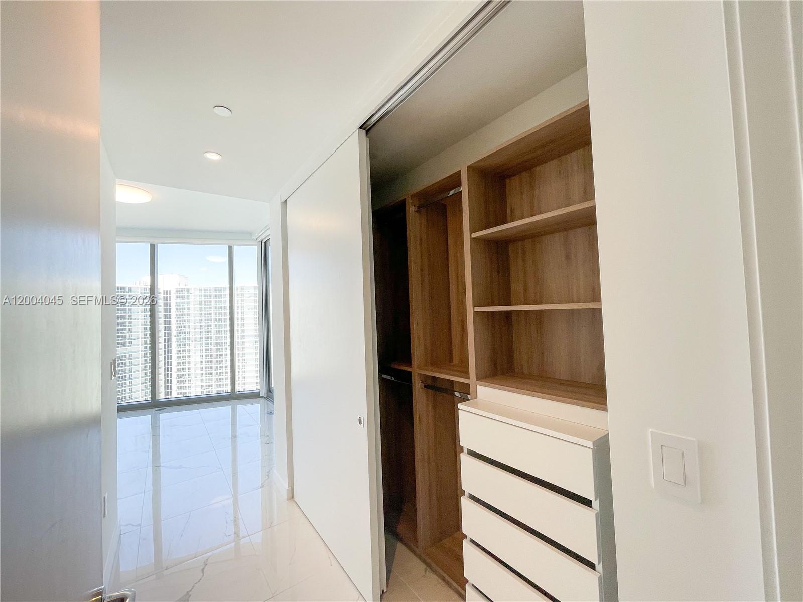1205 4 / 6 3204 sq. ft. $ 2026-04-20 0 Photo