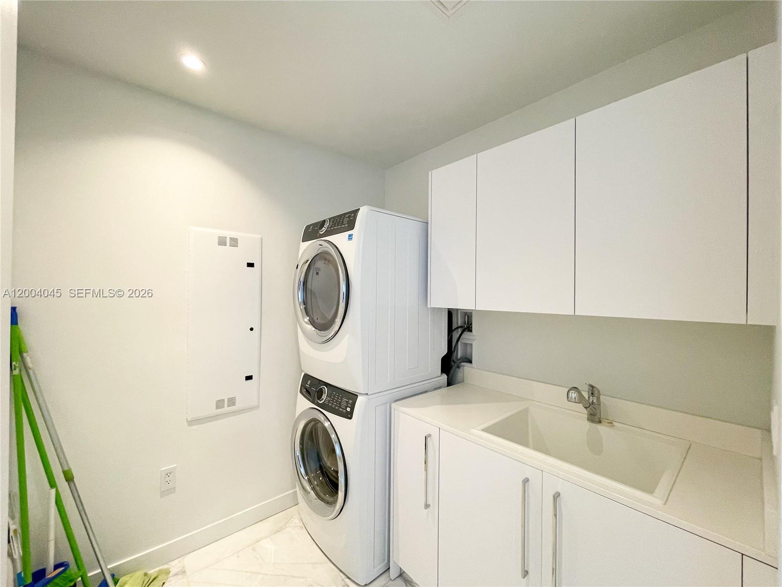 1205 4 / 6 3204 sq. ft. $ 2026-04-20 0 Photo