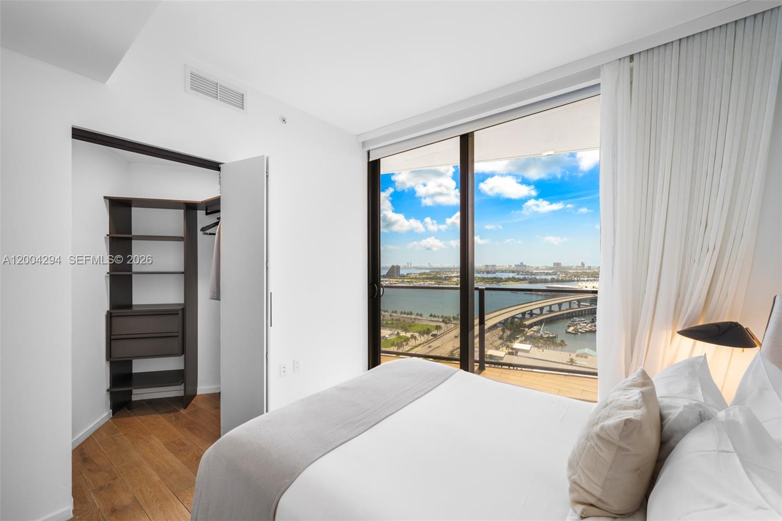 1809 3 / 3 976 sq. ft. $ 2026-04-20 0 Photo