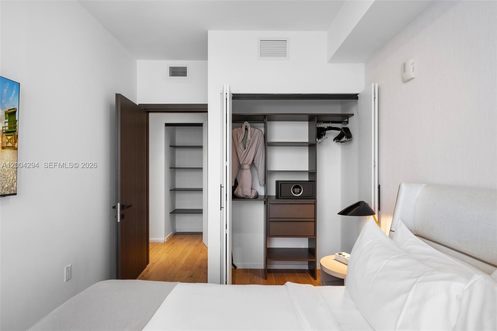 1809 3 / 3 976 sq. ft. $ 2026-04-20 0 Photo