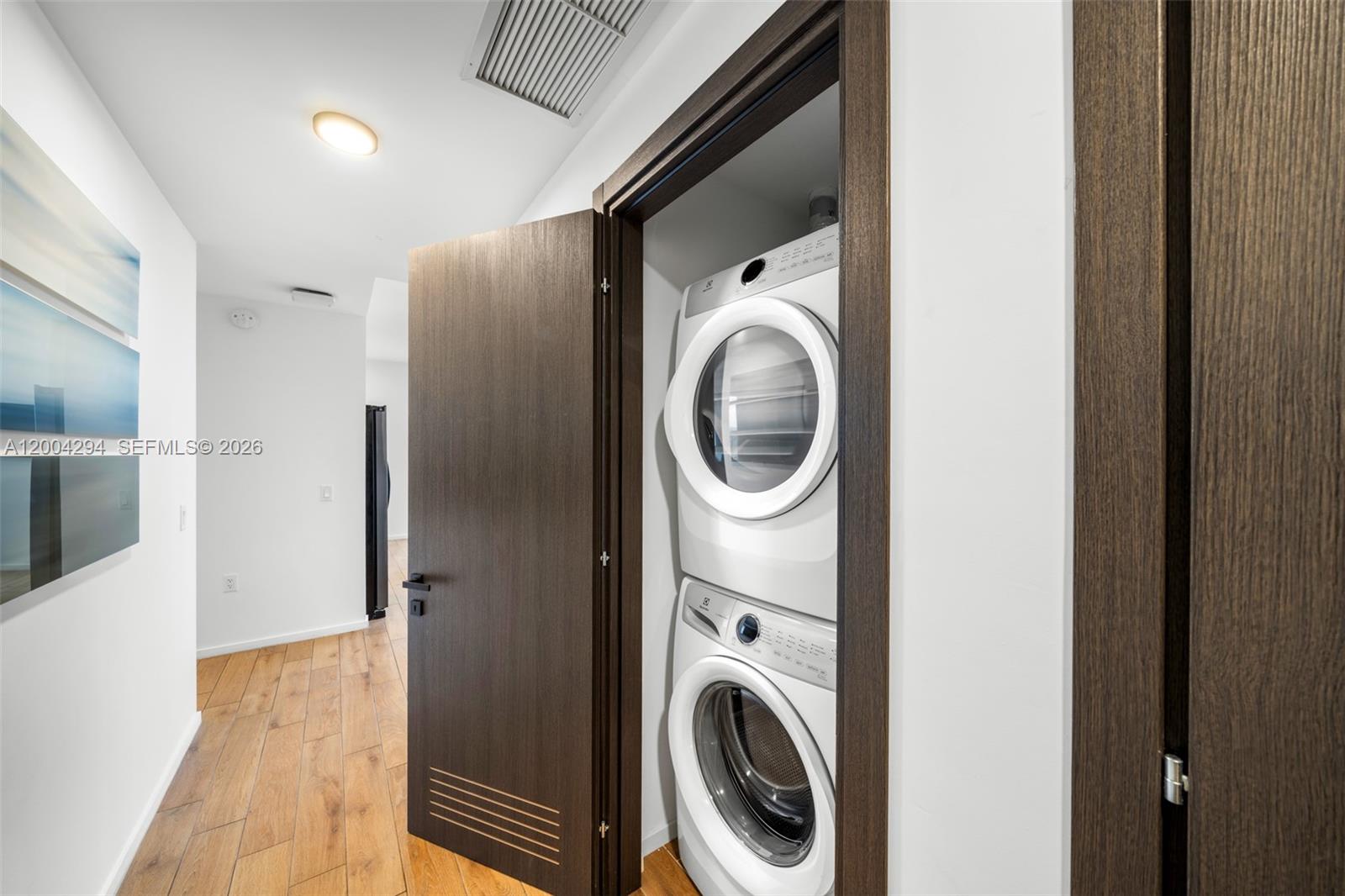 1809 3 / 3 976 sq. ft. $ 2026-04-20 0 Photo