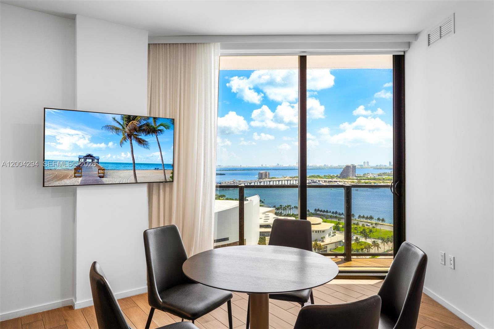 1809 3 / 3 976 sq. ft. $ 2026-04-20 0 Photo