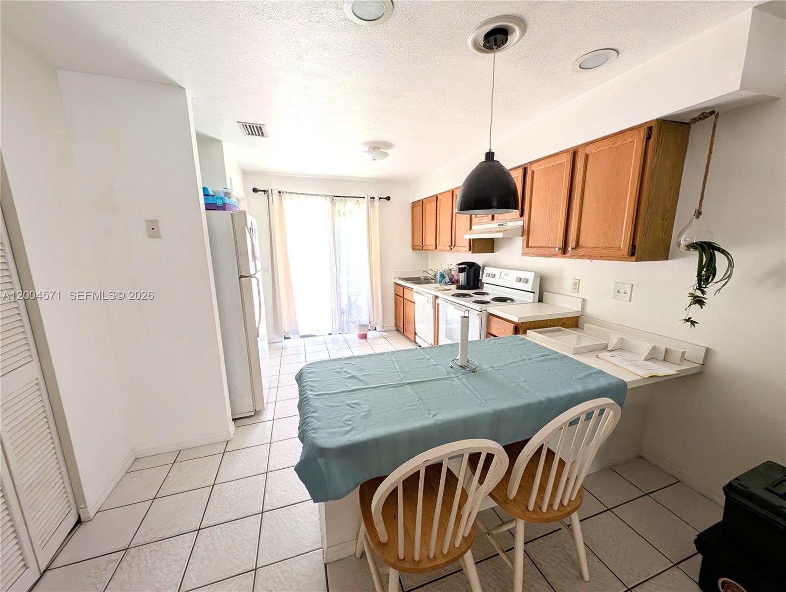   /  2400 sq. ft. $ 2026-04-20 0 foto