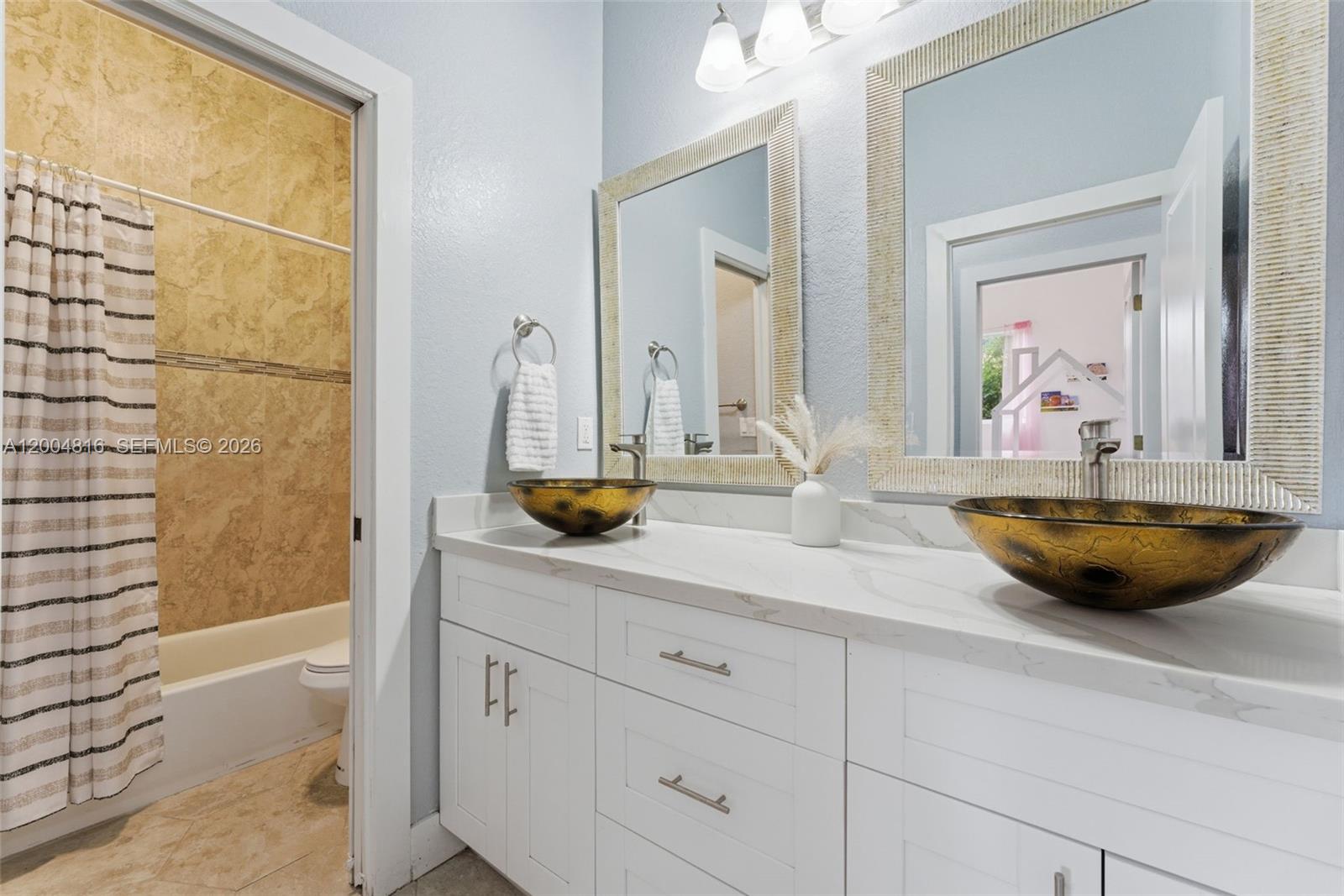 Ver detalles 5628 3 / 2 1798 sq. ft. $ 2026-05-21 0 foto
