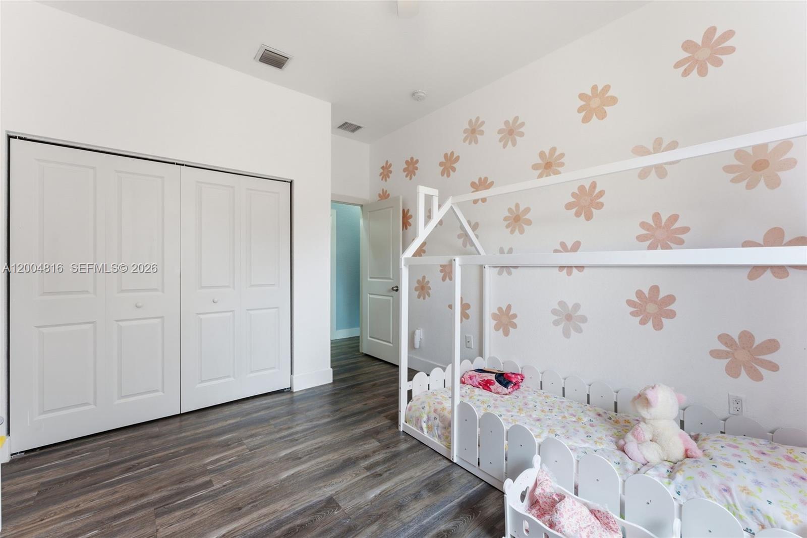 Ver detalles 5628 3 / 2 1798 sq. ft. $ 2026-05-21 0 foto