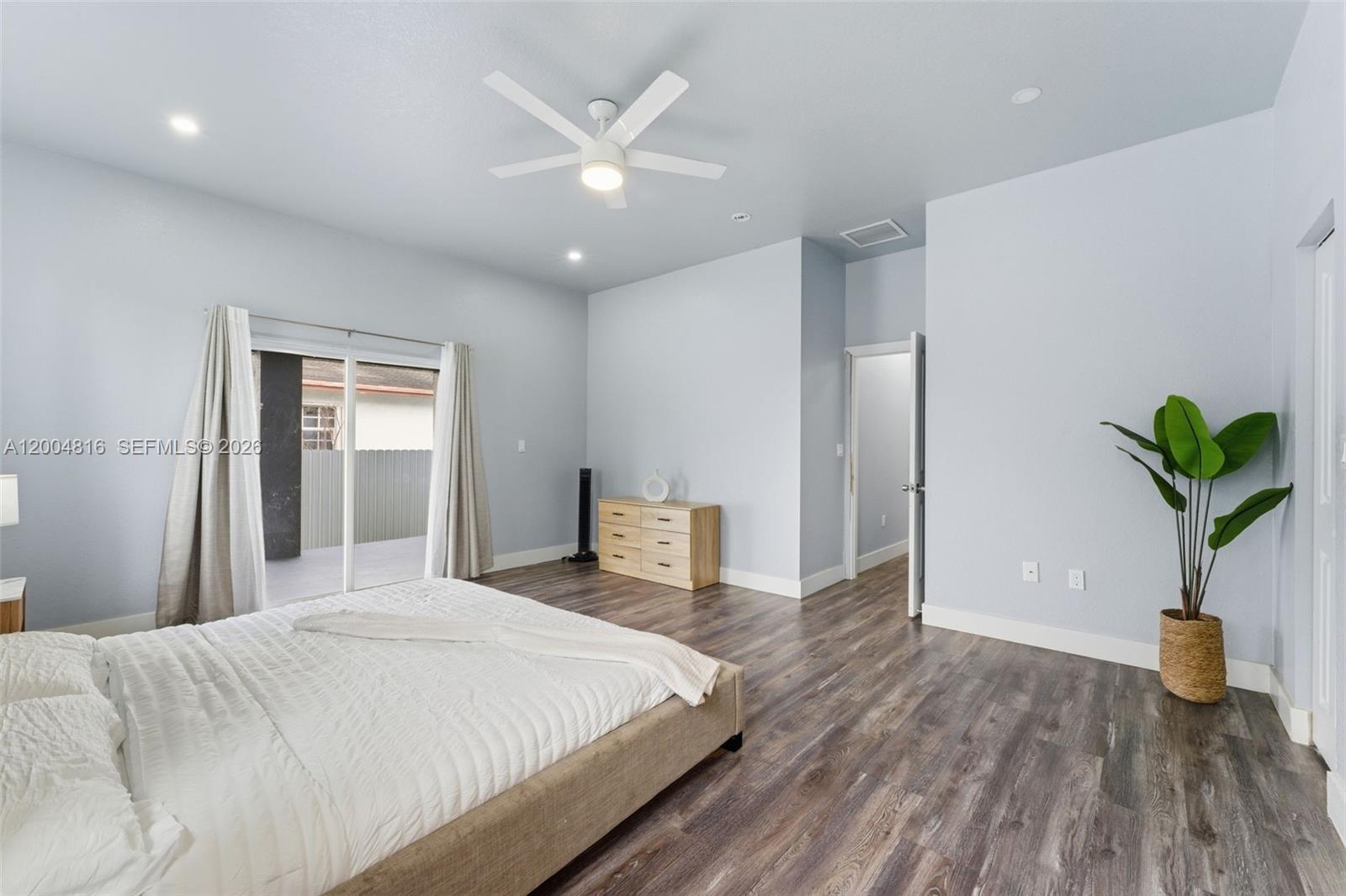 Ver detalles 5628 3 / 2 1798 sq. ft. $ 2026-05-21 0 foto