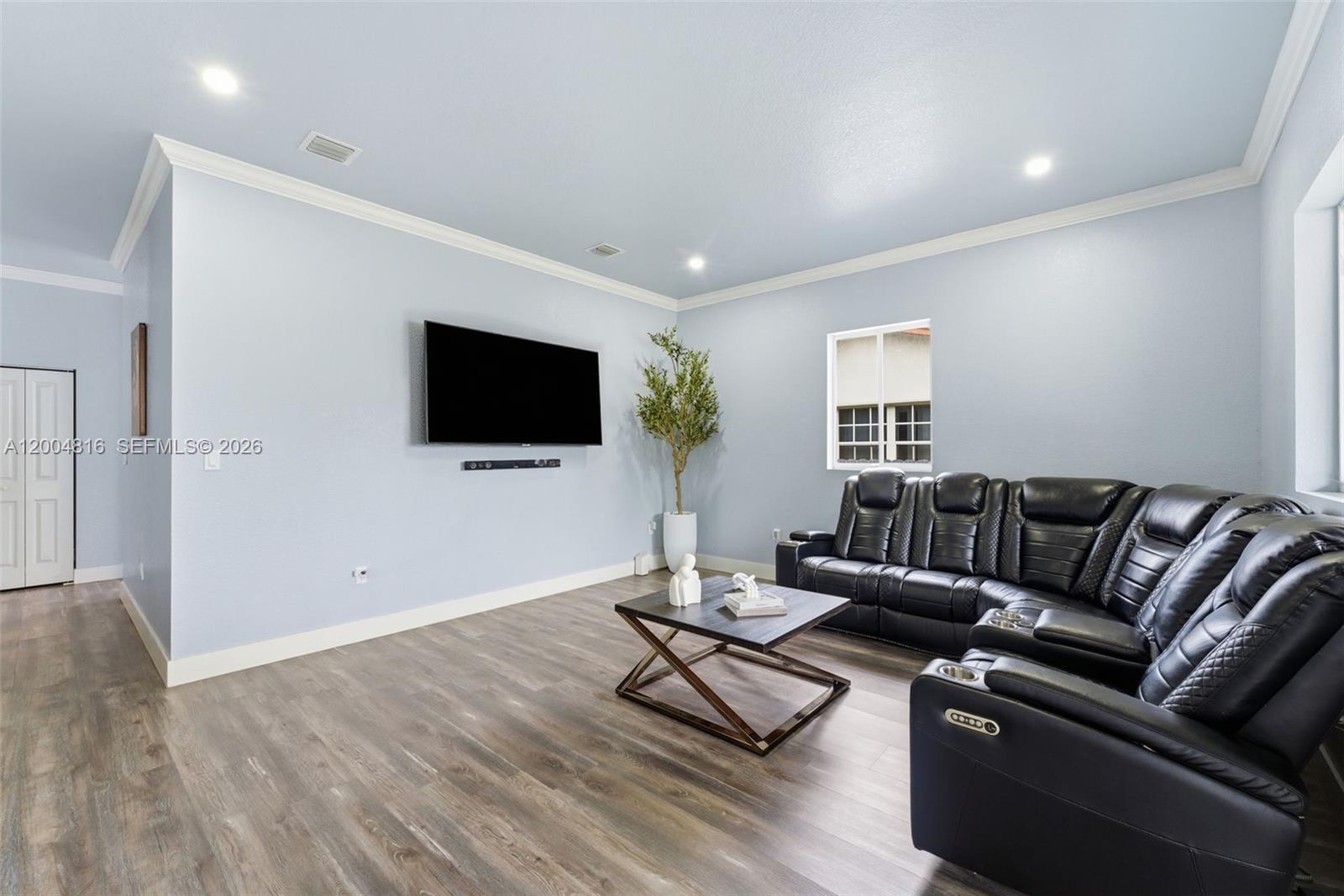 Ver detalles 5628 3 / 2 1798 sq. ft. $ 2026-05-21 0 foto