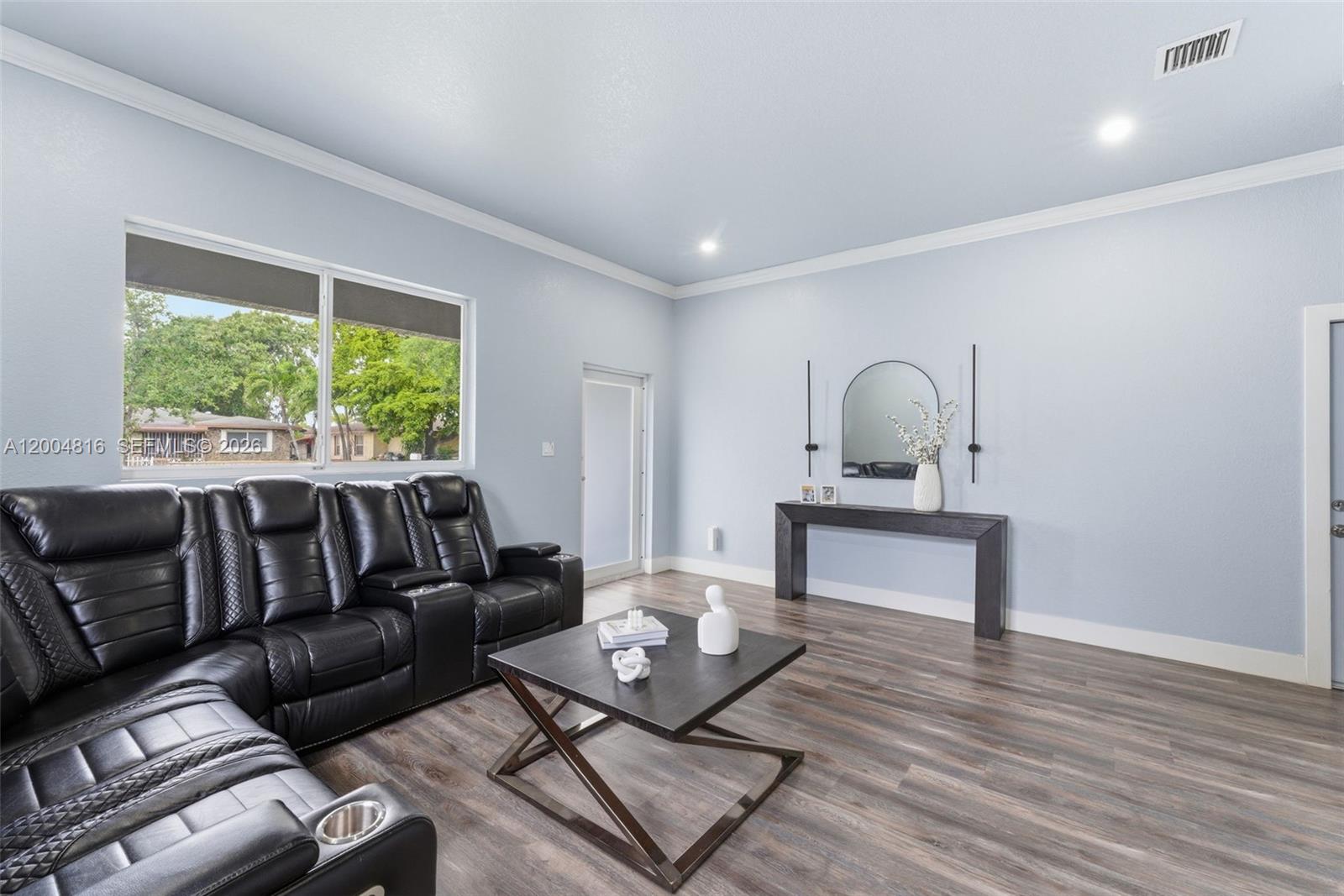 Ver detalles 5628 3 / 2 1798 sq. ft. $ 2026-05-21 0 foto