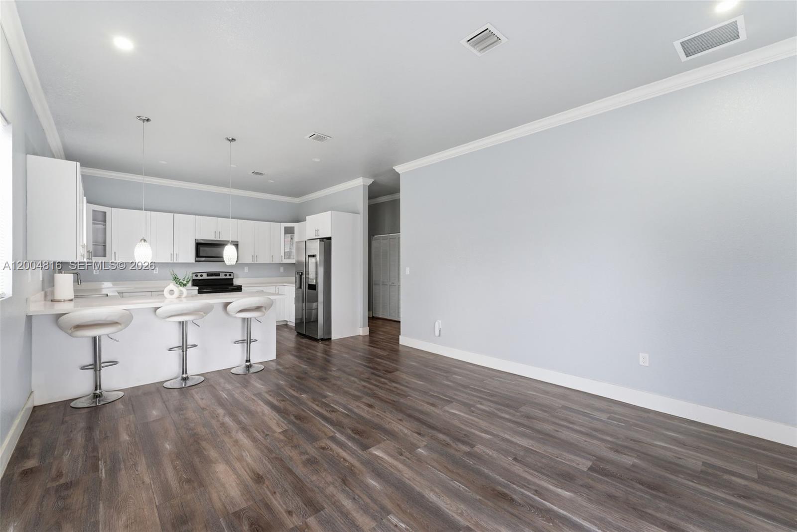 Ver detalles 5628 3 / 2 1798 sq. ft. $ 2026-05-21 0 foto