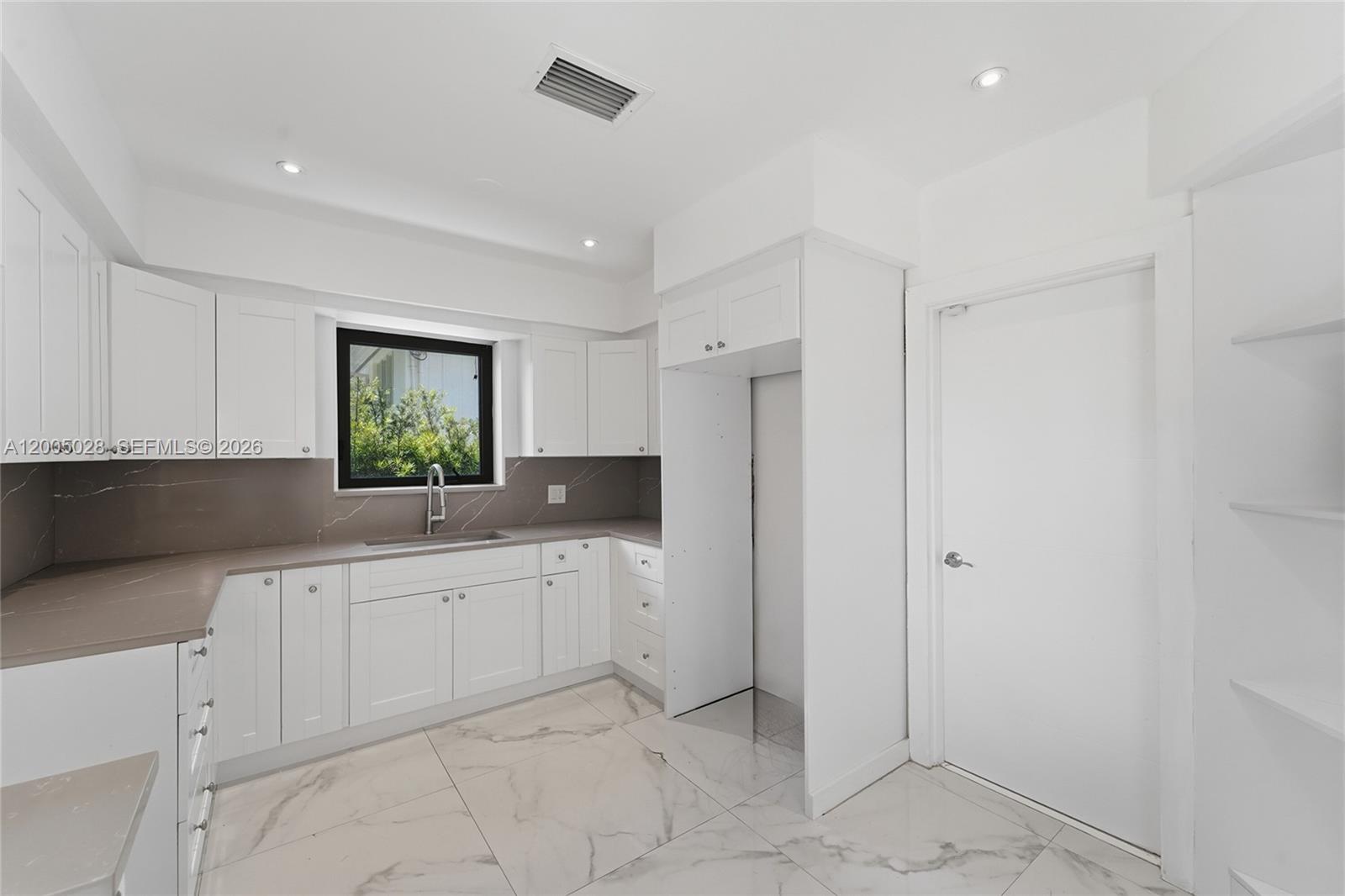 1020 3 / 3 2123 sq. ft. $ 2026-04-21 0 Photo