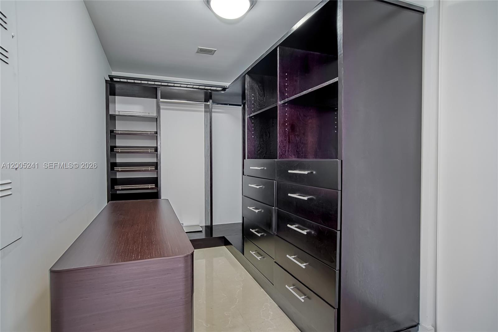 1701 2 / 3 1649 кв.футов $ 2026-04-21 0 Фото