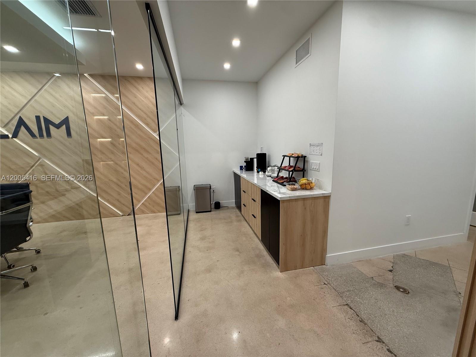 5520  /   sq. ft. $ 2026-04-21 0 Photo