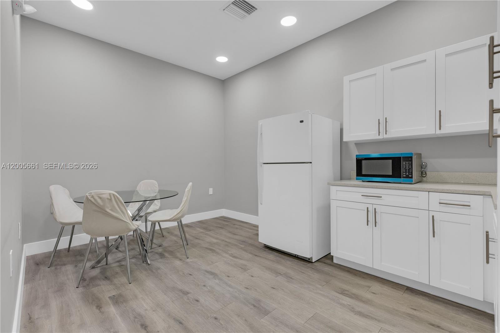 11  /   sq. ft. $ 2026-04-22 0 Photo